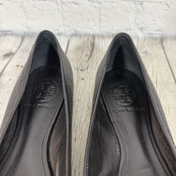 Tory Burch Open Toe Sandals Women Size 7 Embellished Black Gold Logo Flat Preppy - Picture 8 of 16